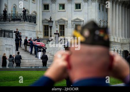 Veteranen, Familie und Freunde beobachten die Abschiedserzeremonie, während ein militärischer Ehrengarde am Donnerstag, den 14. Juli 2022, die Fahnenschachtel von Hershel W., dem Chief Warrant Officer 4 von Woody Williams, des United States Marine Corps, im Ruhestand, im US-Kapitol in Washington, DC, trägt. Mr. Williams war der letzte verbleibende Träger der Ehrenmedaille aus dem Zweiten Weltkrieg Kredit: Rod Lampey/CNP Stockfoto