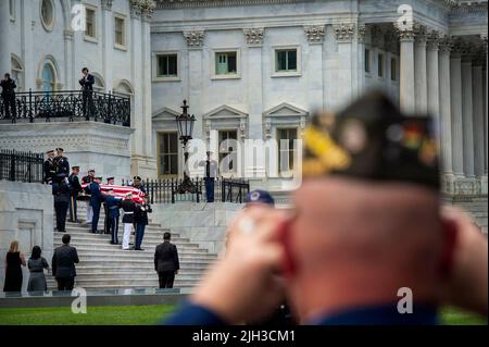 Veteranen, Familie und Freunde beobachten die Abschiedserzeremonie, während ein militärischer Ehrengarde am Donnerstag, den 14. Juli 2022, die Fahnenschachtel von Hershel W., dem Chief Warrant Officer 4 von Woody Williams, des United States Marine Corps, im Ruhestand, im US-Kapitol in Washington, DC, trägt. Mr. Williams war der letzte verbleibende Träger der Ehrenmedaille aus dem Zweiten Weltkrieg Kredit: Rod Lampey/CNP Stockfoto