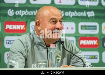 Budapest, Ungarn – 12. Juli 2022. Ferencvaros-Trainer Stanislav Cherchesov bei einer Pressekonferenz vor dem UEFA Champions League-Qualifikationsspiel Fer Stockfoto