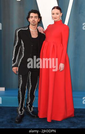 Datei-Foto vom 27/03/22 von Joe Jonas und Sophie Turner, die an der Vanity Fair Oscar Party im Wallis Annenberg Center for the Performing Arts in Beverly Hills, Los Angeles, Kalifornien, USA, teilnahmen. Es wurde bekannt gegeben, dass Sophie Turner und Joe Jonas ihr zweites Kind gemeinsam willkommen geheißen haben. Ein Vertreter des Paares sagte zu den Leuten: „Joe und Sophie freuen sich, die Ankunft ihres kleinen Mädchens bekannt zu geben.“ Das Paar knüpfte den Knoten im Mai 2019 und sie begrüßten ihr erstes Kind, Tochter Willa, im Juli 2020. Ausgabedatum: Donnerstag, 14. Juli 2022. Stockfoto