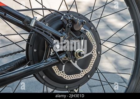 Hinteres Fahrrad-Motorrad, das von der Seite der Bremsscheibe aus in die Nahaufnahme des Mountainbikes integriert ist Stockfoto