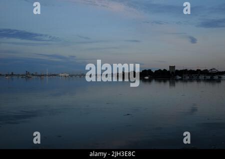 SPIEGELUNGEN IM WASSER WÄHREND DIE NACHT AUF PORTSMOUTH HAFEN UND PORTCHESTER SCHLOSS PIC MIKE WALKER FÄLLT Stockfoto