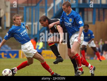 PORTSMOUTH V WATFORD PORTSMOUTHS SCOTT WILSON KÄMPFT MIT NEIL COX. PIC MIKE WALKER 2002 Stockfoto