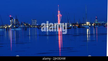 SPIEGELUNGEN IM WASSER WÄHREND DIE NACHT AUF PORTSMOUTH HAFEN UND DEN SPINNKER TURM FÄLLT. PIC MIKE WALKER Stockfoto