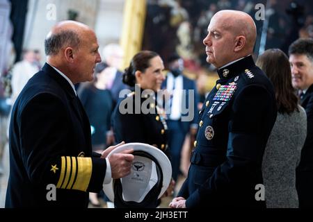 Washington DC, USA. 14.. Juli 2022. USA - JULI 14: Kommandant des Marine Corps General David H. Berger, rechts, und Leiter der Naval Operations ADM. Mike Gilday, werden gesehen, bevor die Überreste von Hershel Woodrow „Woody“ Williams, dem letzten Empfänger der Ehrenmedaille des Zweiten Weltkriegs, der verging, am Donnerstag, dem 14. Juli 2022, in der US-Rotunde des Kapitols in Washington, DC, zu Ehren liegen sollten. Williams, der im Alter von 98 Jahren verstarb, erhielt den Preis für die Aktion in der Schlacht von Iwo Jima. (Tom Williams/Pool/Sipa USA) Quelle: SIPA USA/Alamy Live News Stockfoto