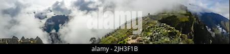 Panoramablick auf Machu Piccu am bewölkten Tag früh. High-Angle-Ansicht. Natürlicher und historischer Hintergrund mit Kopierraum.Machu Picchu ist eine Inka-Zitadelle Stockfoto