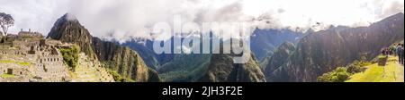 Panoramablick auf Machu Piccu am bewölkten Tag früh. High-Angle-Ansicht. Natürlicher und historischer Hintergrund mit Kopierraum.Machu Picchu ist eine Inka-Zitadelle Stockfoto