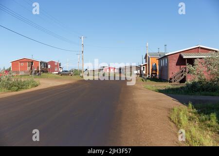 Unterkünfte entlang unbefestigter Straße im Sommer in der nördlichen indigenen Gemeinde Deline, Northwest Territories, Kanada Stockfoto