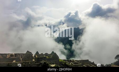 Stone Temple in Machu Piccu am nebligen Tag am frühen Morgen. High-Angle-Ansicht. Natürlicher und historischer Hintergrund mit Kopierbereich. Blick auf Machu Picchu Stockfoto