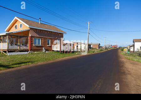 Haus entlang Feldweg im Sommer, in der nördlichen indigenen Gemeinschaft von Deline, Northwest Territories, Kanada Stockfoto