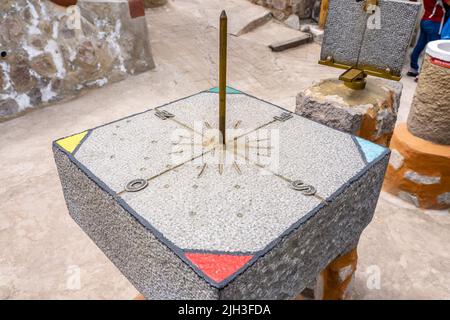 Das Intanan Museum in Quito, Ecuador, ist ein wissenschaftliches und unterhaltsames interaktives Freiluftmuseum auf dem Äquator auf 0 Breitengraden Stockfoto