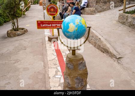 Das Intanan Museum in Quito, Ecuador, ist ein wissenschaftliches und unterhaltsames interaktives Freiluftmuseum auf dem Äquator auf 0 Breitengraden Stockfoto