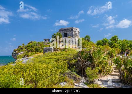 Struktur 45, Offertorien auf dem Hügel in Strandnähe, Maya-Ruinen in Tulum, Riviera Maya, Yucatan, Karibisches Meer, Mexiko. Stockfoto