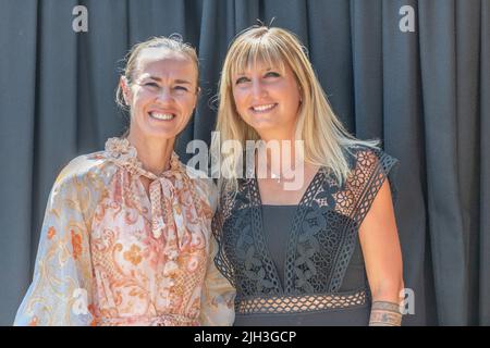 Lausanne, Schweiz. 14.. Juli 2022. 14. Juli 2022, Lausanne, Kanton Waadt, Schweiz: Lausanne Schweiz, 07/14/2022: Präsentation der beiden ehemaligen Schweizer Tennisspieler Martina Hingis und Timea Bacsinszky während des Tennisturniers Lausanne 2022 WTA 250 (Bildnachweis: © Eric Dubost/Pacific Press via ZUMA Press Wire) Bildnachweis: ZUMA Press, Inc./Alamy Live News Stockfoto