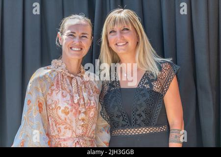 Lausanne, Schweiz. 14.. Juli 2022. 14. Juli 2022, Lausanne, Kanton Waadt, Schweiz: Lausanne Schweiz, 07/14/2022: Präsentation der beiden ehemaligen Schweizer Tennisspieler Martina Hingis und Timea Bacsinszky während des Tennisturniers Lausanne 2022 WTA 250 (Bildnachweis: © Eric Dubost/Pacific Press via ZUMA Press Wire) Bildnachweis: ZUMA Press, Inc./Alamy Live News Stockfoto