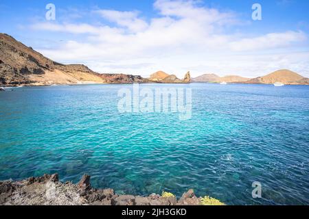 Wunderschönes blaues Wasser in der Sullivan Bay auf Bartolome Island in den Galapagos Stockfoto