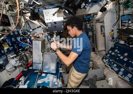 Erdatmosphäre. 7.. Juli 2022. Expedition 67 die Flugingenieurin und NASA-Astronautin Jessica Watkins arbeitet an elektrischen Systemkomponenten im Harmony-Modul der Internationalen Raumstation. (Bild: © NASA/ZUMA Press Wire Service) Stockfoto