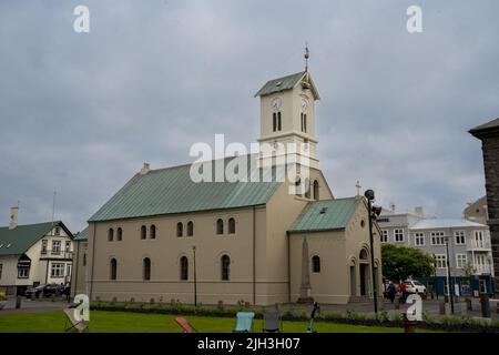 Reykjavik, Island - 4. Juli 2022 Blick auf die Dómkirkjan (Kathedrale von Reykjavík), eine neoklassizistische Kirche, die von Andreas Kirkerup entworfen wurde. Die Kathedrale ist c Stockfoto