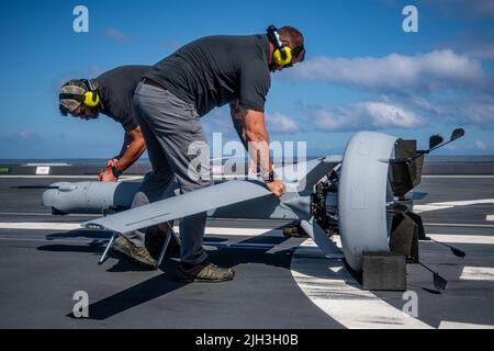 220713-N-YN807-1008 PAZIFISCHER OZEAN (13. Juli 2022) – US-Vertragspartner mit Shield AI führen einen Testflug eines unbemannten Luftfahrzeugs V-BAT 118 an Bord des Zerstörers USS Michael Monsoor (DDG 1001) der Zumwalt-Klasse durch, Juli 13. Unbemannte und ferngesteuerte Systeme erweitern die Möglichkeiten von vernetzten, bemannten Plattformzählern, um die Kapazität der multinationalen Streitkräfte zu erhöhen. 26 Nationen, 38 Schiffe, vier U-Boote, mehr als 170 Flugzeuge und 25.000 Mitarbeiter nehmen vom 29. Juni bis 4. August an RIMPAC in und um Hawaii und Südkalifornien Teil. Die weltweit größte Internatio Stockfoto