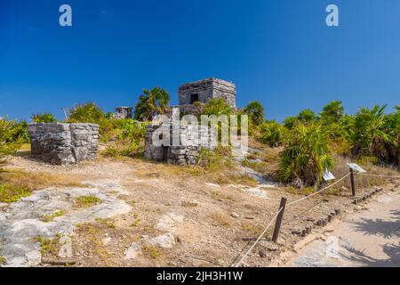 Struktur 45, Offertorien auf dem Hügel in Strandnähe, Maya-Ruinen in Tulum, Riviera Maya, Yucatan, Karibisches Meer, Mexiko. Stockfoto