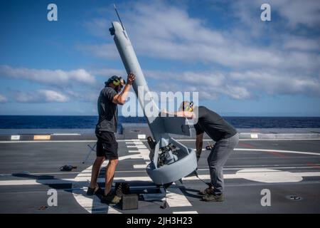 220713-N-YN807-1003 PAZIFISCHER OZEAN (13. Juli 2022) – US-Vertragspartner mit Shield AI führen einen Testflug eines unbemannten Luftfahrzeugs V-BAT 118 an Bord des Zerstörers USS Michael Monsoor (DDG 1001) der Zumwalt-Klasse durch, Juli 13. Unbemannte und ferngesteuerte Systeme erweitern die Möglichkeiten von vernetzten, bemannten Plattformzählern, um die Kapazität der multinationalen Streitkräfte zu erhöhen. 26 Nationen, 38 Schiffe, vier U-Boote, mehr als 170 Flugzeuge und 25.000 Mitarbeiter nehmen vom 29. Juni bis 4. August an RIMPAC in und um Hawaii und Südkalifornien Teil. Die weltweit größte Internatio Stockfoto