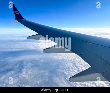 Keflavik, Island - 1. Juli 2022 Landschaftsansicht des Hafenflügels einer Boeing 737MAX 9 von Icelandair, die sich auf die Landung in Leifur ei vorbereitet Stockfoto