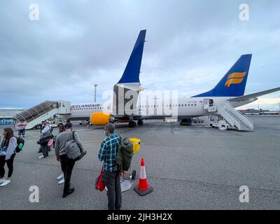 Keflavik, Island - 1. Juli 2022 Landschaftsansicht der Passagiere, die den Boeing 737MAX 9-Passagierjet von Icelandair im Leifur Eiriksson Air Terminal, A, deplanieren Stockfoto