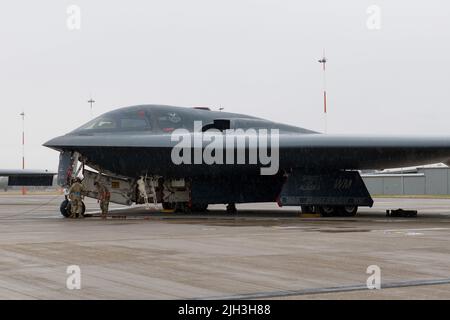 Die US Air Force Airmen, die den Bomb Wings 509. und 131. zugewiesen wurden, führen nach dem Flug Wartungsarbeiten an einem Spirit der US Air Force B-2 durch, der der 509. BW, Whiteman Air Force Base, Missouri, auf dem Royal Australian Air Force Base Amberley, Australien, zur Unterstützung einer Bomber Task Force-Trainingsübung zugewiesen wurde, 12. Juli 2022. Die BTF wird die B-2 einsetzen, um gemeinsam mit Alliierten und Partnern gemeinsame Trainings und strategische Abschreckungsmissionen durchzuführen, um das Engagement des US-Indo-Pacific Command für ein freies und offenes Indo-Pacific zu unterstützen. (USA Air Force Foto von Tech. Sgt. Dylan Nuckolls) Stockfoto