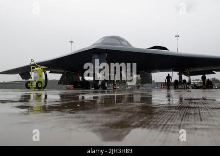 US Air Force Airmen, die den Bomb Wings 131. und 509., der Whiteman Air Force Base, Missouri, zugewiesen wurden, führen nach dem Flug Wartungsarbeiten an einem B-2 Spirit der US Air Force vom 509. BW auf dem Royal Australian Air Force Base Amberley, Australien, zur Unterstützung einer Trainingsübung der Bomber Task Force durch, Juli 12, 2022. Die BTF wird die B-2 einsetzen, um gemeinsam mit Alliierten und Partnern gemeinsame Trainings und strategische Abschreckungsmissionen durchzuführen, um das Engagement des US-Indo-Pacific Command für ein freies und offenes Indo-Pacific zu unterstützen. (USA Air Force Foto von Tech. Sgt. Dylan Nuckolls) Stockfoto