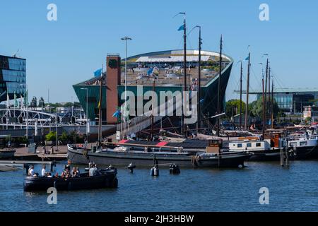 Amsterdam, Niederlande - 22. Juni 2022: NEMO Science Museum am Wasser Stockfoto