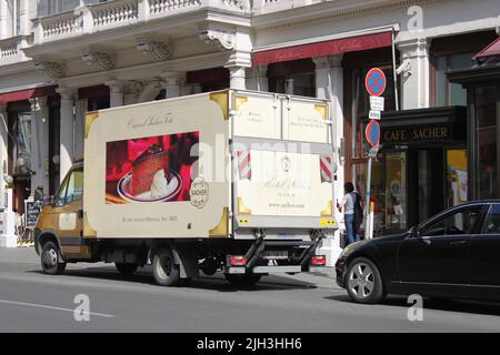 Wien, Österreich - 20. April 2012: Markenlieferfahrzeug in der Nähe des beliebten und berühmten Cafés Sacher Stockfoto