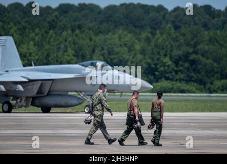 220713-N-AC802-0061 VIRGINIA BEACH, VA. (JU1. 13, 2022) Matrosen, die den „Pukin Dogs“ des Strike Fighter Squadron (VFA) 143 zugewiesen wurden, gehen auf der Fluglinie an Bord der Naval Air Station Oceana. Das Geschwader ist an den Carrier Air Wing SEVEN angeschlossen, der sich auf der Naval Air Station Oceana befindet. (USA Navy Foto von Mass Communication Specialist 2. Class Megan Wollam/veröffentlicht) Stockfoto