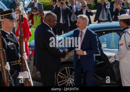 Verteidigungsminister Lloyd J. Austin III und der italienische Verteidigungsminister Lorenzo Guerini führen einen bilateralen Austausch im Pentagon, Washington, D.C., am 14. Juli 2022. (Foto des Verteidigungsministeriums der US-Marine, Petty Officer, Klasse 2., James K. Lee) Stockfoto