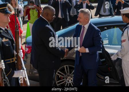Verteidigungsminister Lloyd J. Austin III und der italienische Verteidigungsminister Lorenzo Guerini führen einen bilateralen Austausch im Pentagon, Washington, D.C., am 14. Juli 2022. (Foto des Verteidigungsministeriums der US-Marine, Petty Officer, Klasse 2., James K. Lee) Stockfoto