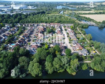 Luftaufnahme der Wohnanlage am Flussufer Stockfoto