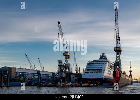 Hamburg, deutschland - 05 15 2022: Blick auf das Blohm und Voss Dock 11 im Hamburger Hafen mit dem Schiff Europa 2 Stockfoto