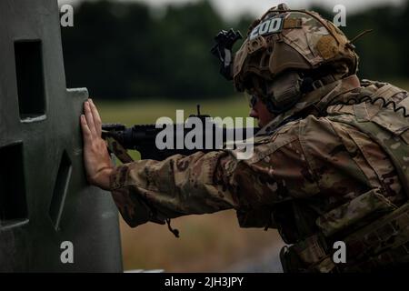 Sgt. Nichola Mraz, ein EOD-Techniker (Explosive Ordnance Disposal) mit der 52. Ordnance Group, feuert einen M4A1-Karabiner während des Wettbewerbs „Best Warrior and Best Squad“ (Beste Krieger und Beste Kader), der vom 20.. Kommando für chemische, biologische, radiologische, nukleare und explosive Stoffe (CBRNE) in Fort Indiantown Gap, Pennsylvania, 12. Juli 2022 veranstaltet wird. Der CBRNE Command’s Best Squad Competition and Best Warrior Competition 20. ist ein einziges Ereignis, bei dem aus den Soldaten des Kommandos und seinen wichtigsten untergeordneten Kommandos der beste nicht in Auftrag gegebene Offizier des Jahres und der beste Soldat des Jahres ausgewählt wurde. Stockfoto