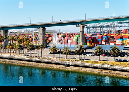 LOS ANGELES, KALIFORNIEN - 23. April 2022: Der Hafen von Los Angeles erstreckt sich über 7.500 Hektar entlang 43 Meilen von der Küste in San Pedro Bay 20 Meilen südlich von Stockfoto