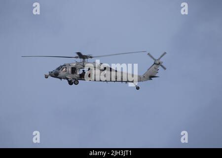 220712-N-N3764-1003 OSTPAZIFISCHER OZEAN (12. Juli 2022) ein MH-60s Sea Hawk-Hubschrauber, der den „Valkyries“ des Hubschrauber-Seekampfgeschwaders (HSC) 28 zugewiesen wurde, führt an Bord des Freedom-Variant Littoral Combat Ship USS Billings (LCS 15) Flugoperationen durch, 12. Juli 8 2022. Billings wird in den Einsatzbereich der US-Flotte für 4. eingesetzt, um die Mission der Joint InterAgency Task Force South zu unterstützen, die Missionen zur Bekämpfung des illegalen Drogenhandels in der Karibik und im östlichen Pazifik umfasst. (USA Navy Foto von Operations Specialist 1. Class Jacob Walker/veröffentlicht) Stockfoto