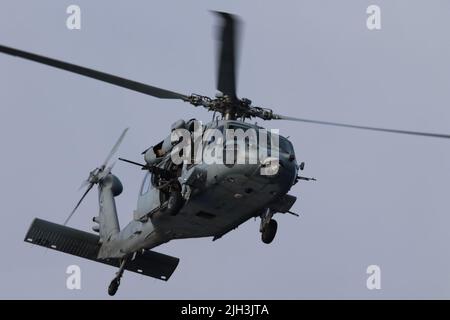 220712-N-N3764-1005 OSTPAZIFISCHER OZEAN (12. Juli 2022) ein MH-60s Sea Hawk-Hubschrauber, der den „Valkyries“ des Hubschrauber-Seekampfgeschwaders (HSC) 28 zugewiesen wurde, führt an Bord des Freedom-Variant Littoral Combat Ship USS Billings (LCS 15) Flugoperationen durch, 12. Juli 8 2022. Billings wird in den Einsatzbereich der US-Flotte für 4. eingesetzt, um die Mission der Joint InterAgency Task Force South zu unterstützen, die Missionen zur Bekämpfung des illegalen Drogenhandels in der Karibik und im östlichen Pazifik umfasst. (USA Navy Foto von Operations Specialist 1. Class Jacob Walker/veröffentlicht) Stockfoto