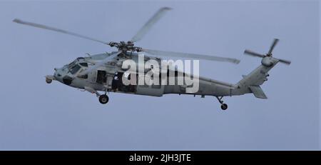 220712-N-N3764-1004 OSTPAZIFISCHER OZEAN (12. Juli 2022) ein MH-60s Sea Hawk-Hubschrauber, der den „Valkyries“ des Hubschrauber-Seekampfgeschwaders (HSC) 28 zugewiesen wurde, führt an Bord des Freedom-Variant Littoral Combat Ship USS Billings (LCS 15) Flugoperationen durch, 12. Juli 8 2022. Billings wird in den Einsatzbereich der US-Flotte für 4. eingesetzt, um die Mission der Joint InterAgency Task Force South zu unterstützen, die Missionen zur Bekämpfung des illegalen Drogenhandels in der Karibik und im östlichen Pazifik umfasst. (USA Navy Foto von Operations Specialist 1. Class Jacob Walker/veröffentlicht) Stockfoto