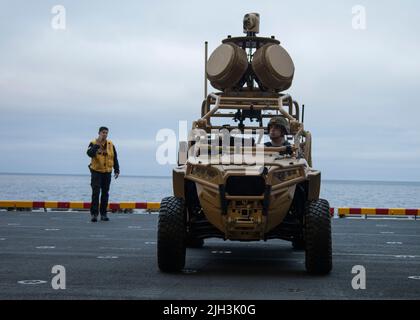 PAZIFIK (13. Juli 2022) - U.S. Marine Corps Light Marine Air Defense Integrated System führt die Verteidigung der amphibischen Task Force an Bord des amphibischen Angriffsschiffs USS Makin Island (LHD 8) durch, Juli 12. Die Marine Expeditionary Unit 13. wird derzeit an Bord der USS Makin Island gestartet, um Routineoperationen in der US-Flotte von 3. durchzuführen. (USA Marine Corps Foto von Sgt. Kevin G. Rivas) Stockfoto