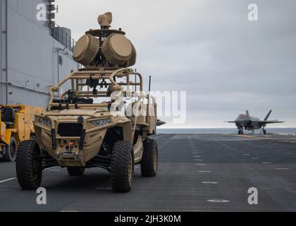 PAZIFIK (13. Juli 2022) - U.S. Marine Corps Light Marine Air Defense Integrated System führt die Verteidigung der amphibischen Task Force an Bord des amphibischen Angriffsschiffs USS Makin Island (LHD 8) durch, Juli 13. Die Marine Expeditionary Unit 13. wird derzeit an Bord der USS Makin Island gestartet, um Routineoperationen in der US-Flotte von 3. durchzuführen. (USA Marine Corps Foto von Sgt. Kevin G. Rivas) Stockfoto