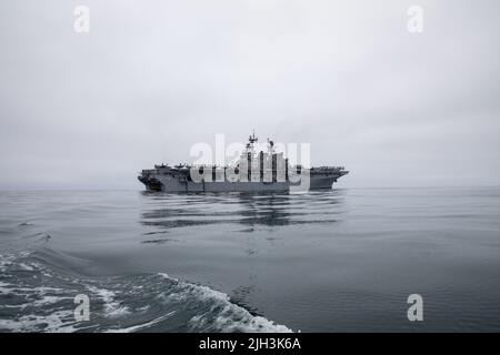220711-N-IV962-1016 PAZIFISCHER OZEAN (11. Juli 2022) – das amphibische Angriffsschiff USS Makin Island (LHD 8) ankern im Pazifischen Ozean, 11. Juli. Makin Island hat die Fähigkeit, alle Marine-Luftfahrtanlagen einschließlich des MV-22 Osprey und des F-35B Lightning II zu besteigen und zu unterstützen sowie den Transport von Marine-Landfahrzeugen und -Truppen von Schiff zu Land zu unterstützen, wodurch eine tödlichere Kraft zur Unterstützung der Marinekriege geschaffen wird. Makin Island führt derzeit Routineoperationen in der US 3.-Flotte durch. (USA Navy Foto von Mass Communication Specialist 2. Class Nadia Lund) Stockfoto