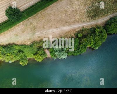 Abwärtsabschuss des Flusses und des Flussweges in Hertfordshire Stockfoto