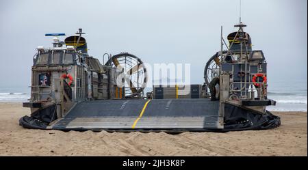 220711-N-NY430-1022 CAMP PENDLETON, Kalifornien (11. Juli 2022) – Am Strand von Camp Pendelton Befindet Sich Ein Landungsschiff, ein Luftkissen (LCAC), das der Assault Craft Unit (ACU) 5 zugewiesen wurde, am 11. Juli. Die LCACs unterstützen die Interoperabilität der US-Marine und der Marine, indem sie Marine-Schiffe einsetzen, um Marine-Landfahrzeuge und -Truppen von Schiff zu Land zu transportieren und so eine tödlichere Kraft zur Unterstützung der Marinekriege zu schaffen. Makin Island führt derzeit Routineoperationen in der US 3.-Flotte durch. (USA Navy Foto von Mass Communications Specialist 2. Klasse Kristopher S. Haley) Stockfoto