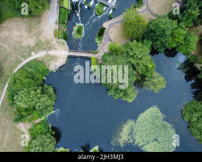 Luftaufnahme von Fluss und Pfad in Hertfordshire nach unten Stockfoto