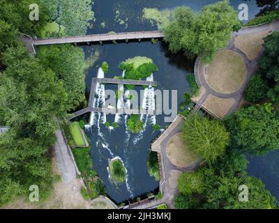 Luftaufnahme eines kleinen Wasserfalls auf einem Fluss in Hertfordshire Stockfoto