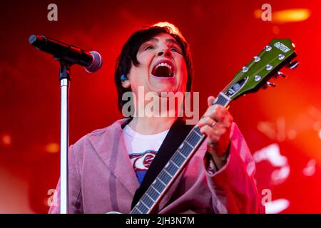 Edinburgh, Großbritannien. 14.. Juli 2022. Texas treten am Donnerstag, 14.. Juli 2022, im Edinburgh Castle auf Sharleen Spiteri – Leadgesang, Gitarre, Keyboards Ally McErlaine – Gitarre Johnny McElhone – Bass, Gitarre, Keyboards Eddie Campbell – Keyboards Tony McGovern – Gitarre, Backing Vocals Cat Myers – Drums Bild: Alan Rennie Credit: Alan Rennie/Alamy Live News Stockfoto