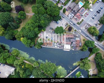 Drohnenabschuss von Riversdie Pub mit klarem Wasser in Hoddesdon UK Stockfoto